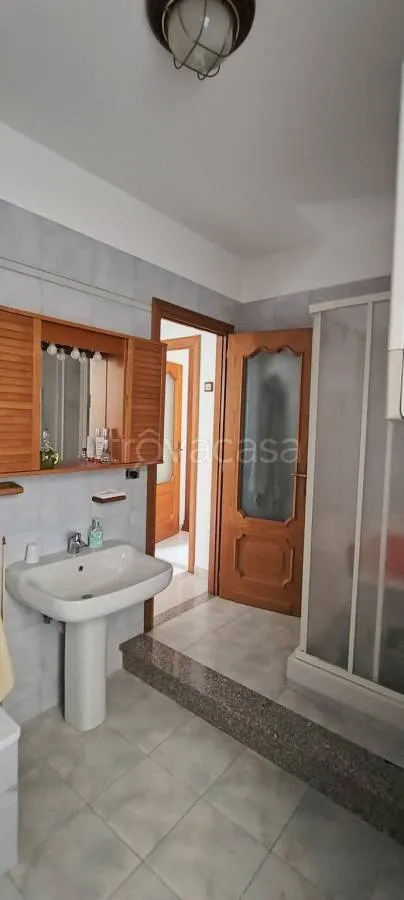 Salles de bain - Two-Unit Apartment with Balcony in Susa