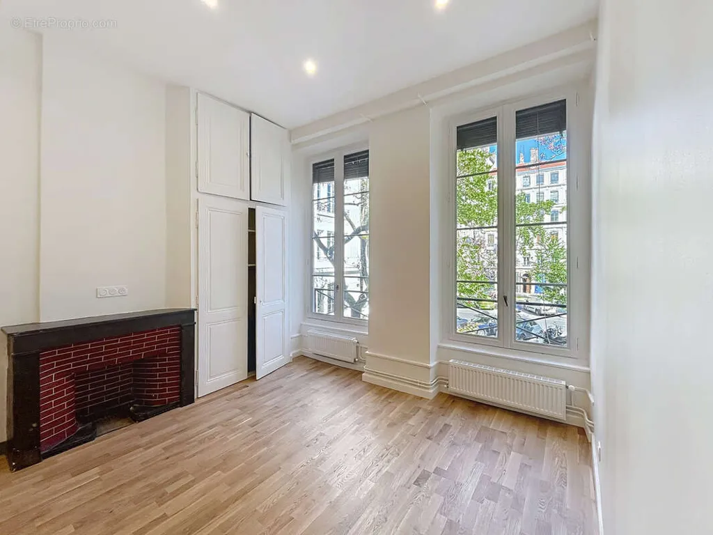 Pièces - Appartement Rénové avec Vue Dégagée à Lyon 6ème