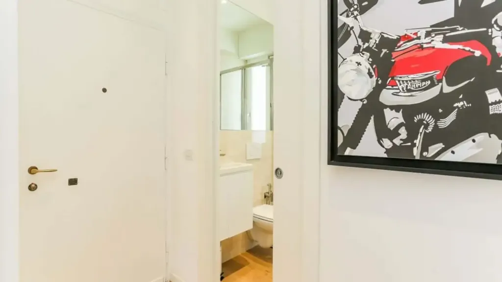 Esik - Modern Studio with Balcony in Milan
