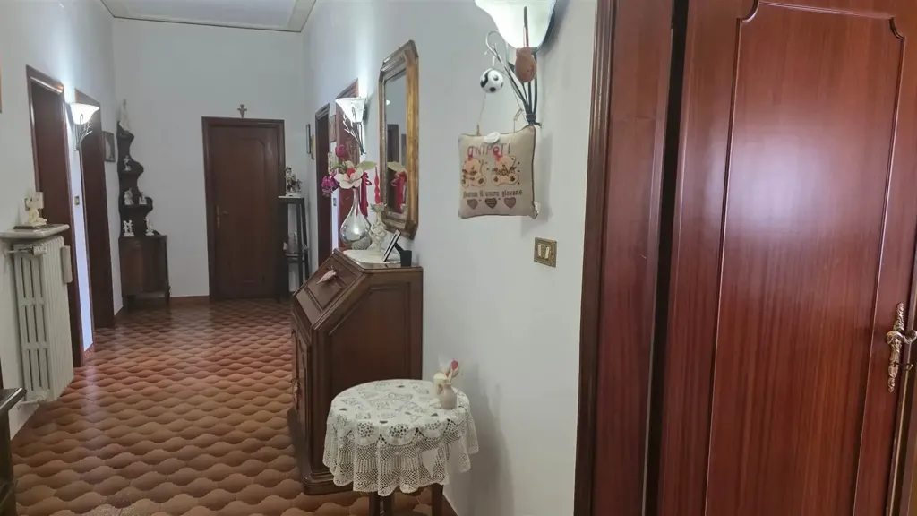 Hallway - Six-Bedroom Apartment with Terrace in Prato