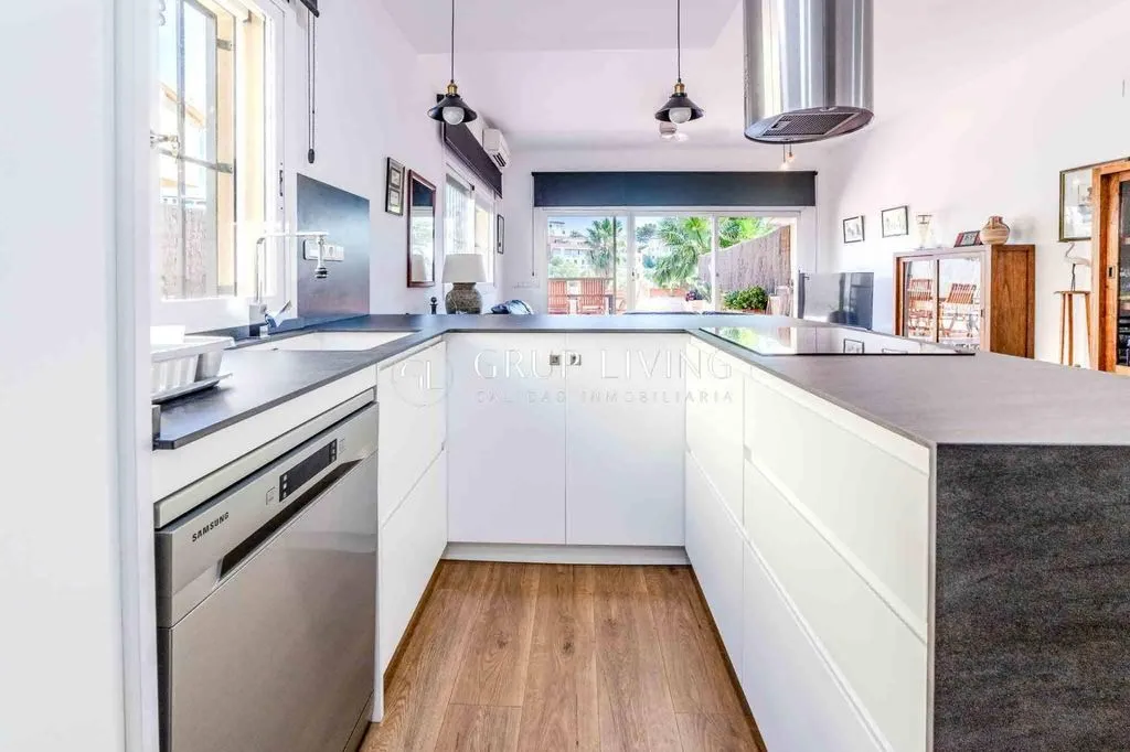 Kitchen - Luxury House with Pool in Sitges