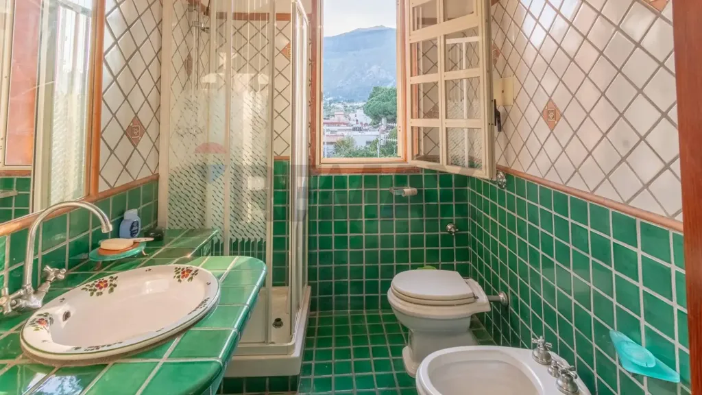 Salles de bain - Villa with Garden and Terrace in Carini