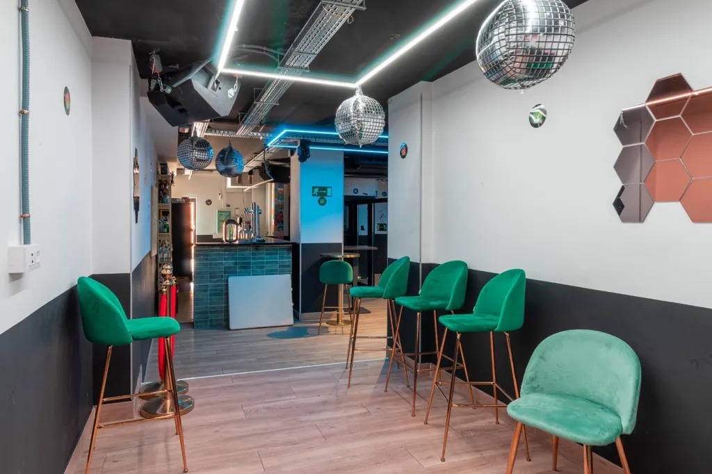 Stanze - Commercial Space with Hostelry License in Moratalaz