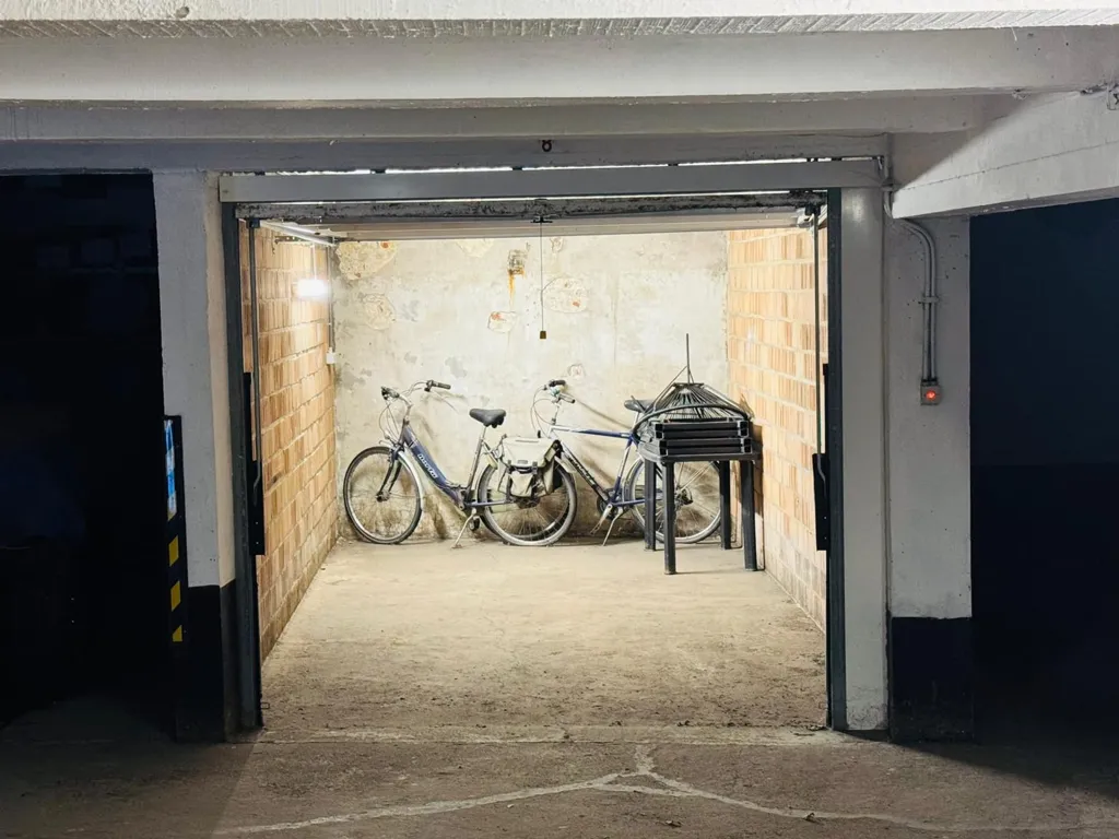Garage - Appartement Rénové avec Terrasse à Anvers