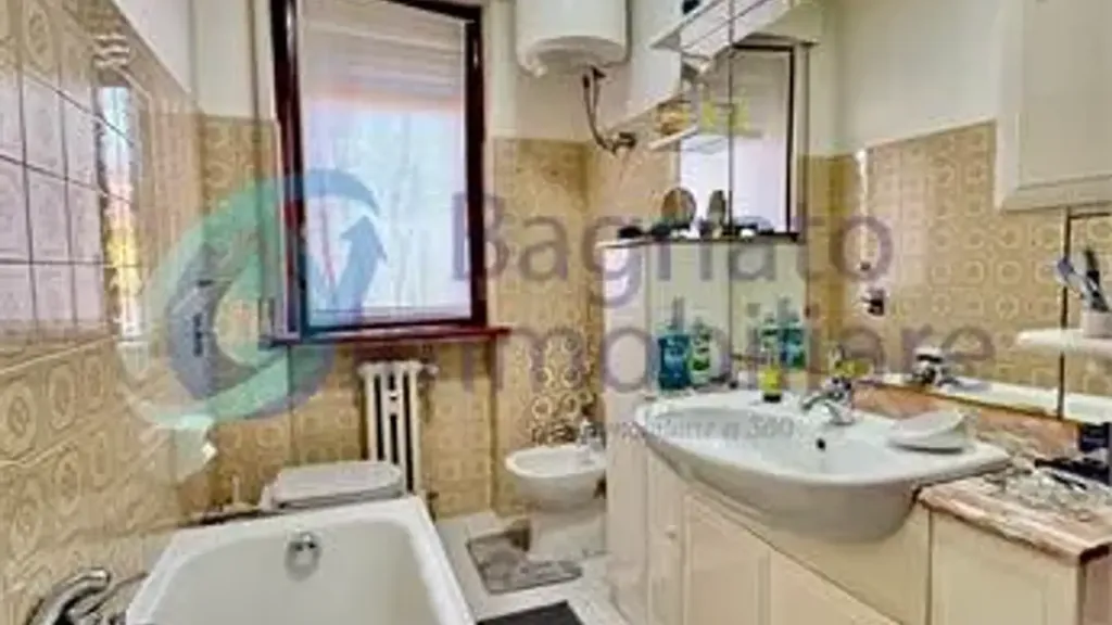 Salles de bain - Three-Bedroom Apartment with Balcony in Novara