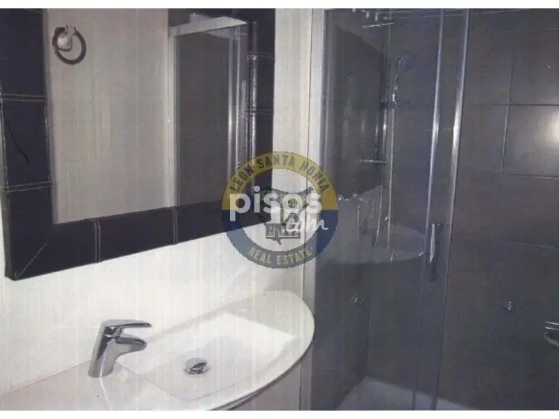 Bathrooms - 3-bedroom house in ES