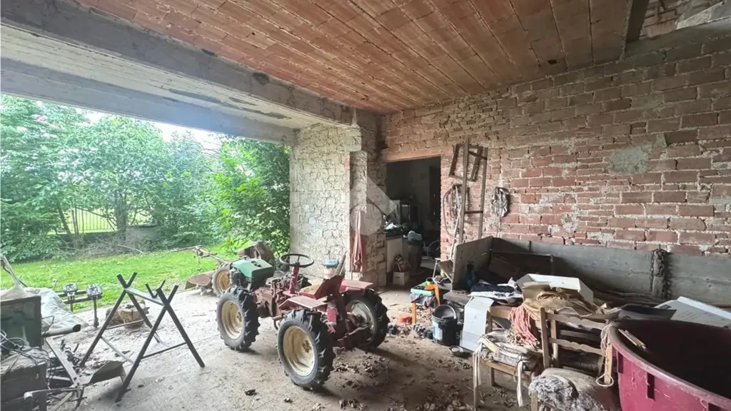 Garage - Rustic Property with Garden in Udine