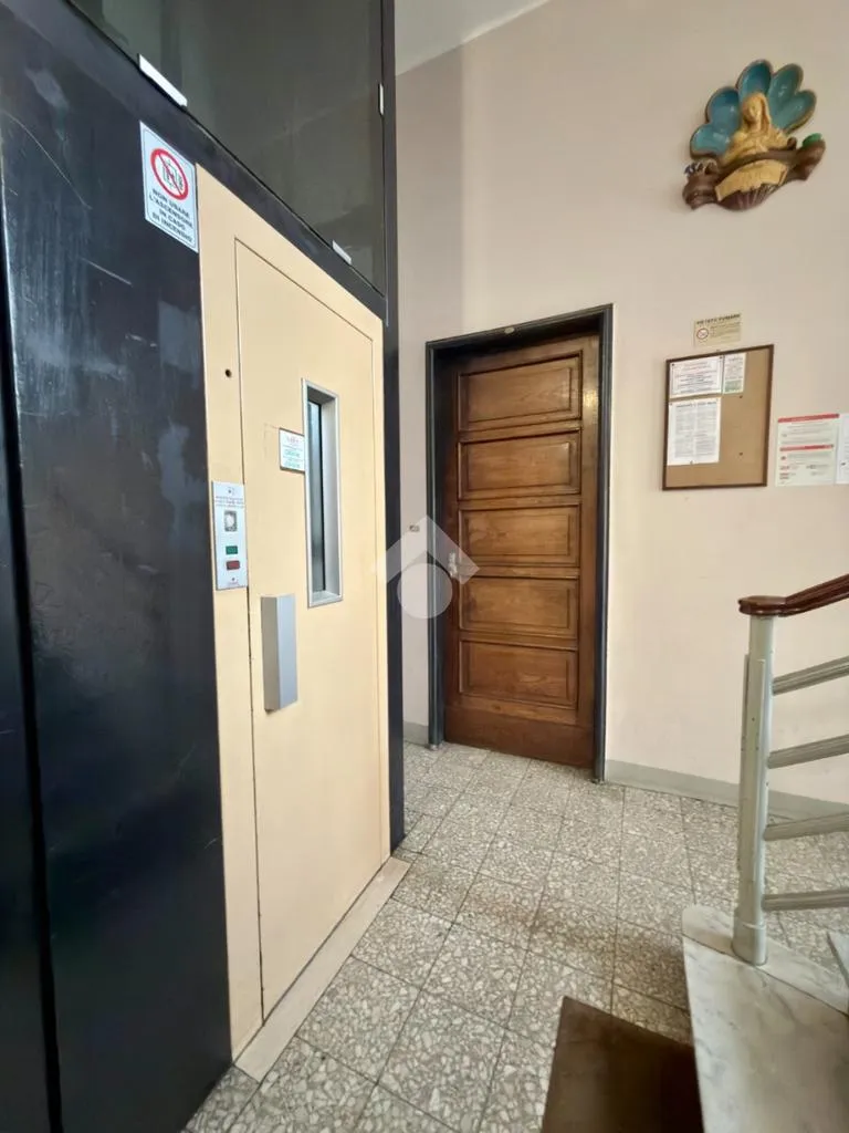 Esik - Fully Rented Flat with Balcony in Torino