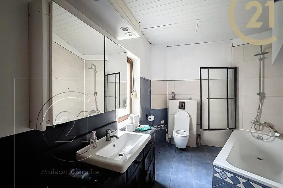 Salles de bain - Maison à Rénover avec Jardin à Genappe