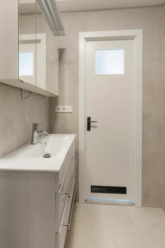 Salles de bain - Corner Apartment with Balcony in Amsterdam Buitenveldert