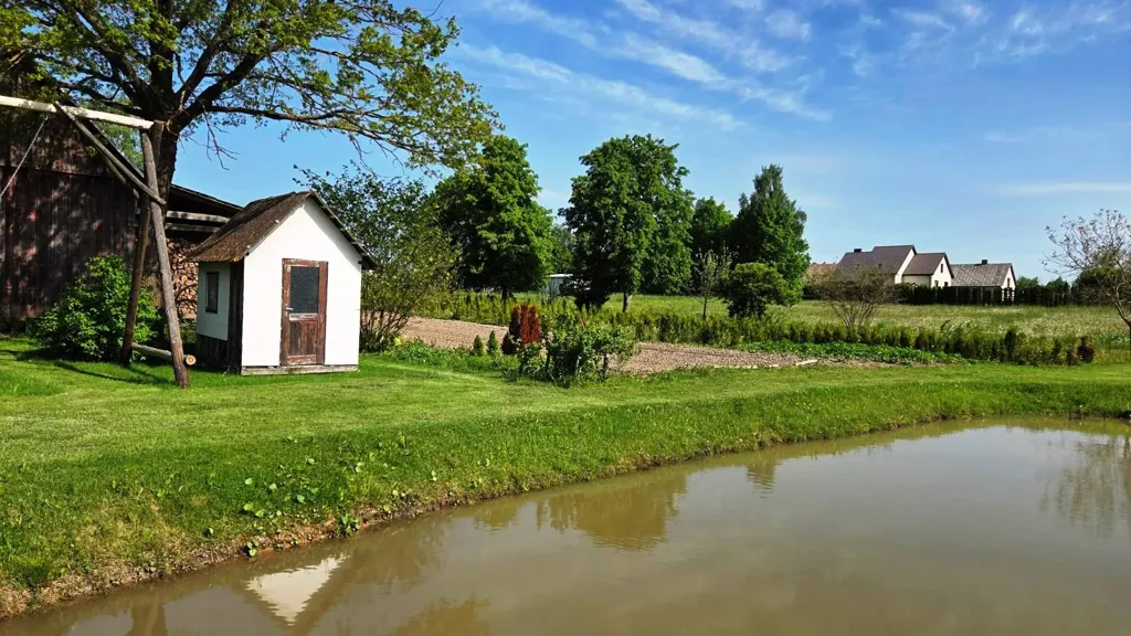 Aed - House with Garage and Garden in Radžiūnai