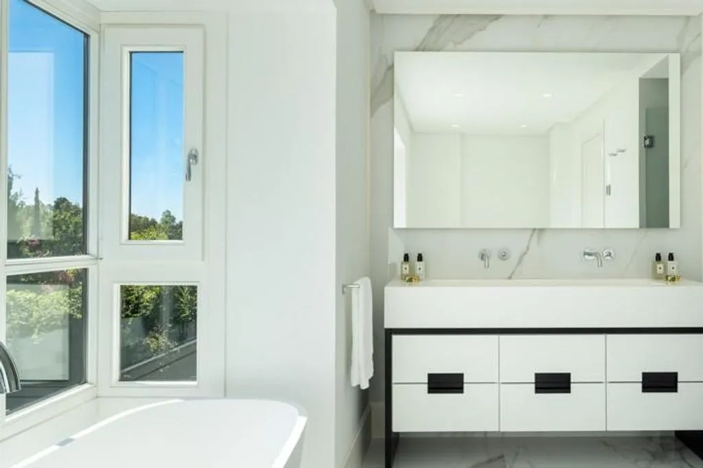 Salles de bain - Luxury Villa with Pool and Mountain View in Marbella