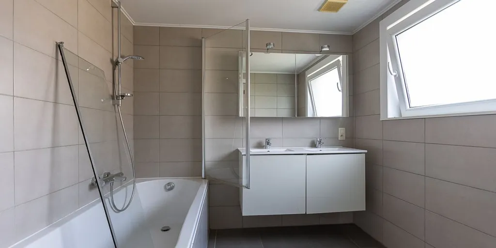 Salles de bain - Maison avec Jardin et Garage à Aalter