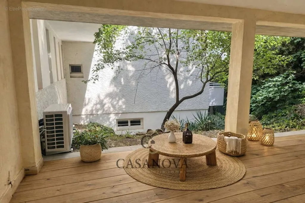 Terrasse - Appartement Rénové avec Terrasse au Calme à Nîmes