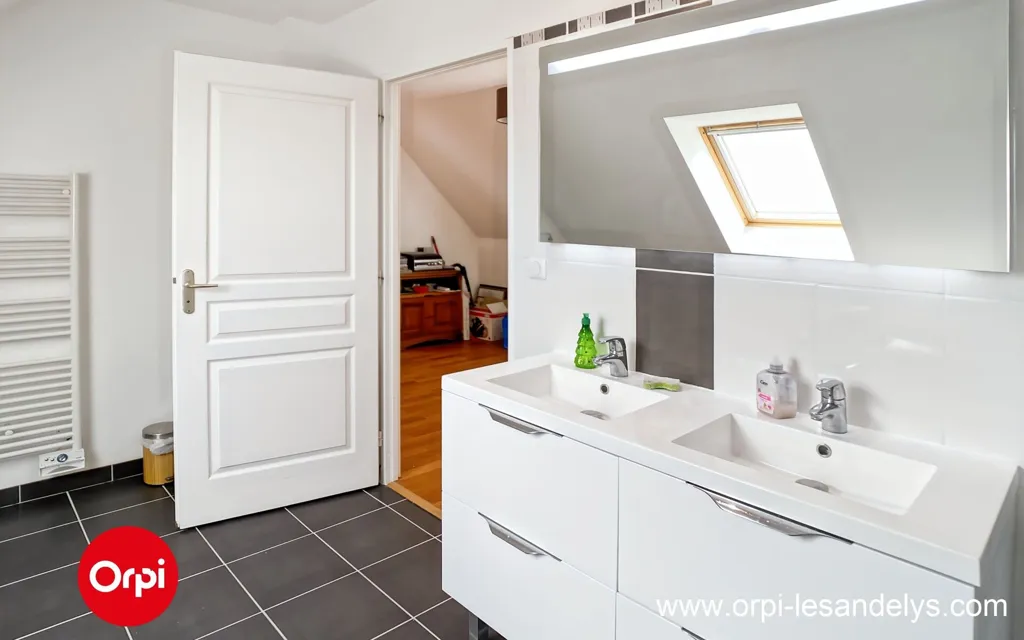 Salles de bain - Maison Récemment Construite avec Jardin à Vexin sur Epte