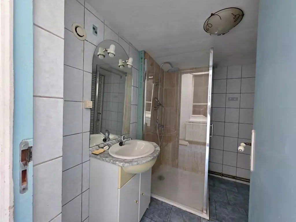 Bathrooms - Semi-Detached House with Courtyard in Fourmies