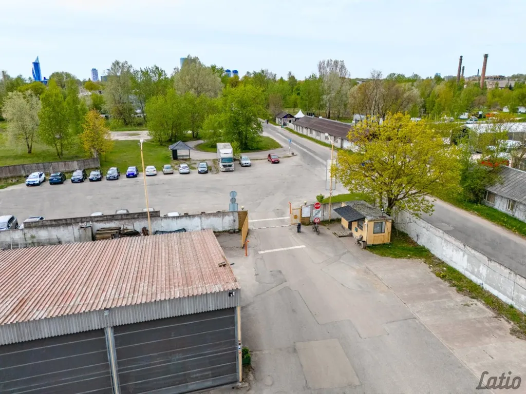 Õhuvaade - Commercial Space with Extensive Asfaltēta Area in Riga