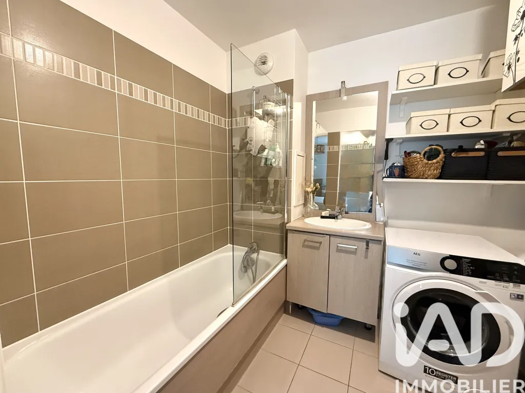 Bagni - 4-Bed Apartment with Terrace in Massy