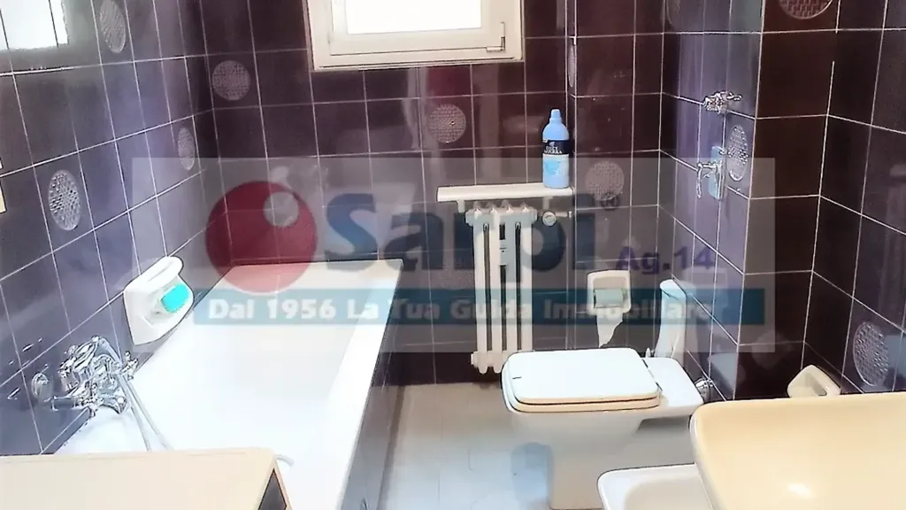 Bathrooms - Bright Trilocale with Garden View in Milan