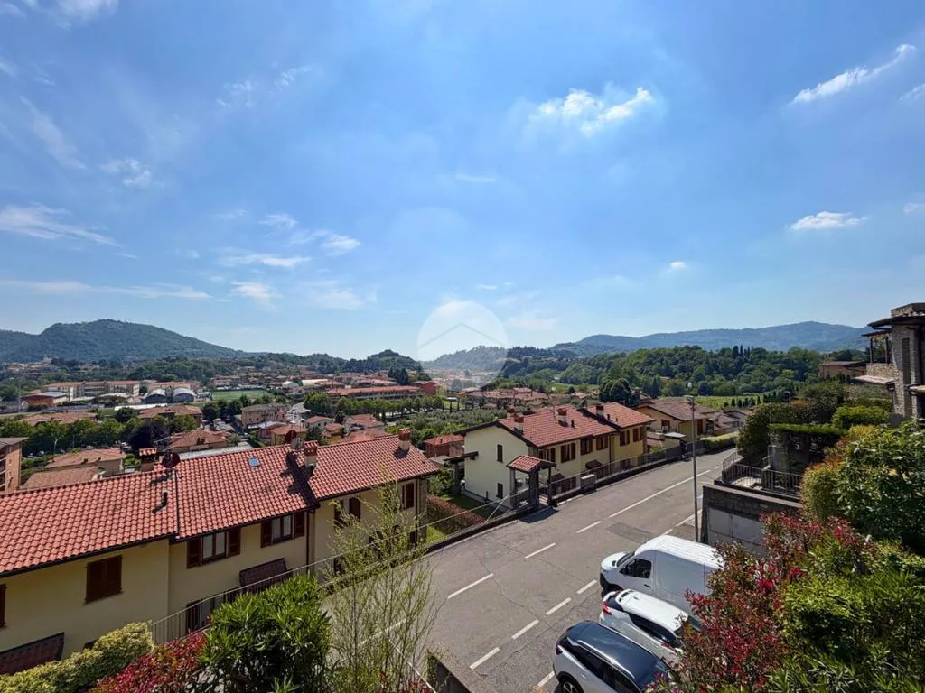Balcon - Refined Two-Level Apartment with Lake View in Sarnico