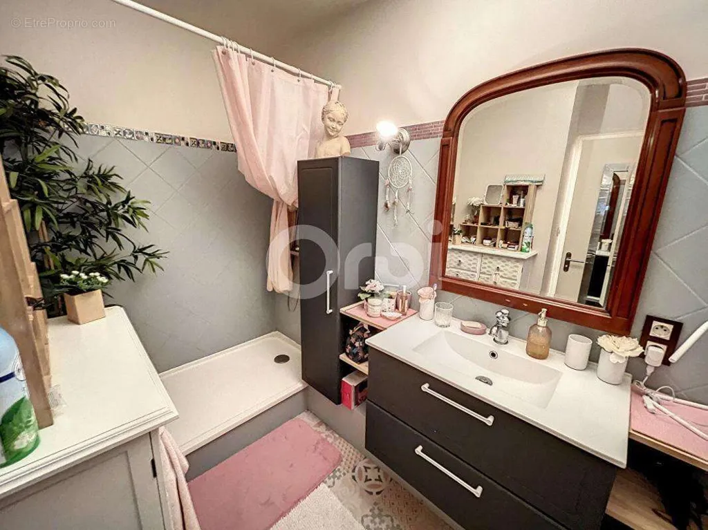 Salles de bain - Appartement avec balcon à Brive-la-Gaillarde