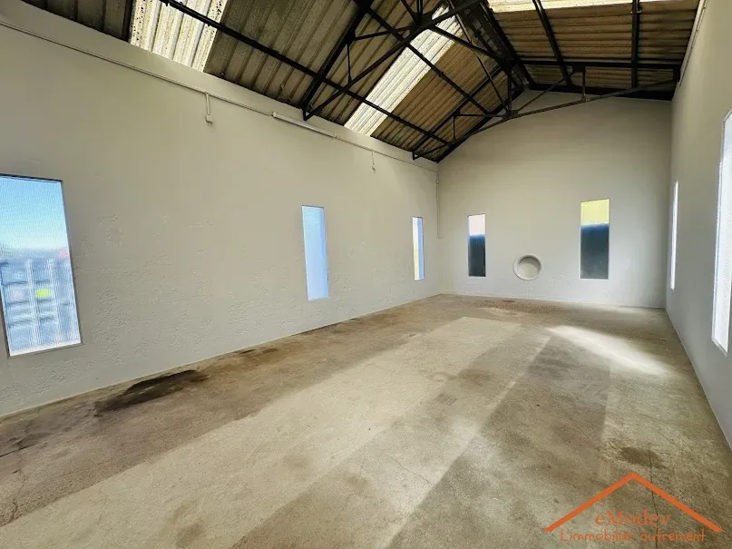 Pièces - Locaux Professionnels avec Hauteur sous Plafond à Eloyes
