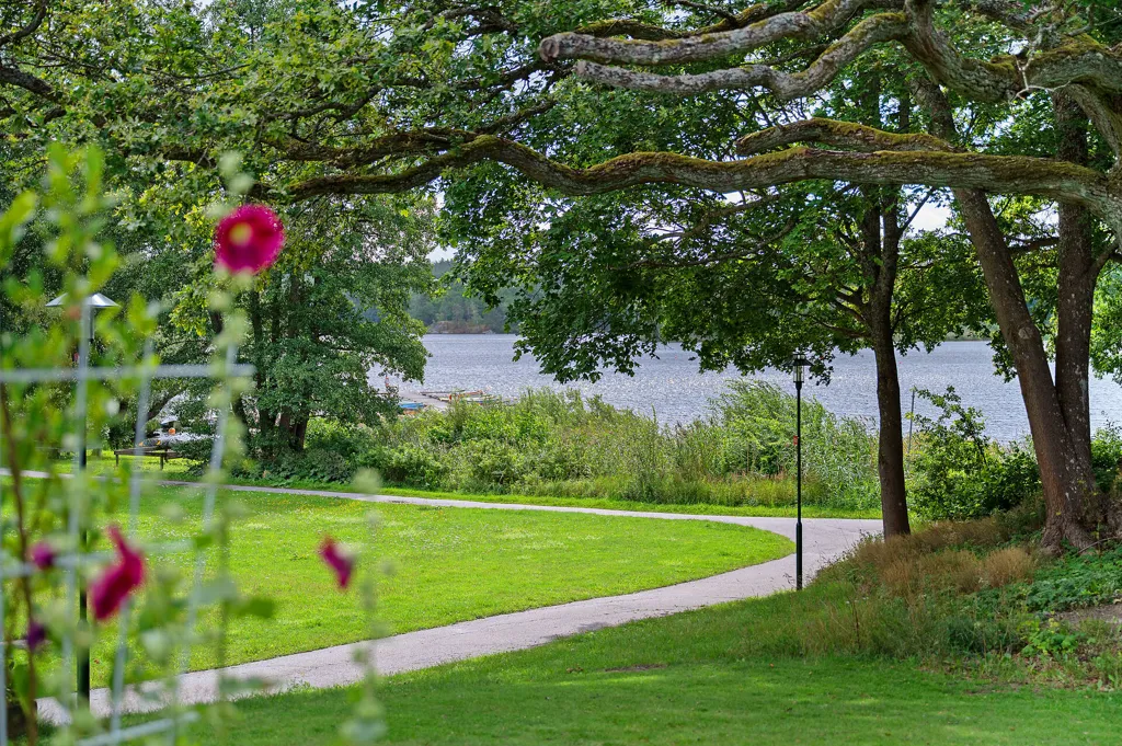 Giardino - House with Lake View in Farsta Strand