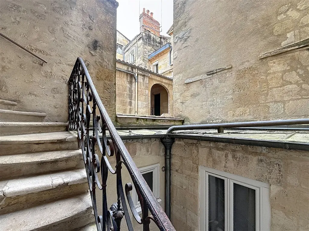 Pièces - Appartement 2 Pièces avec Hauteur sous Plafond à Bordeaux