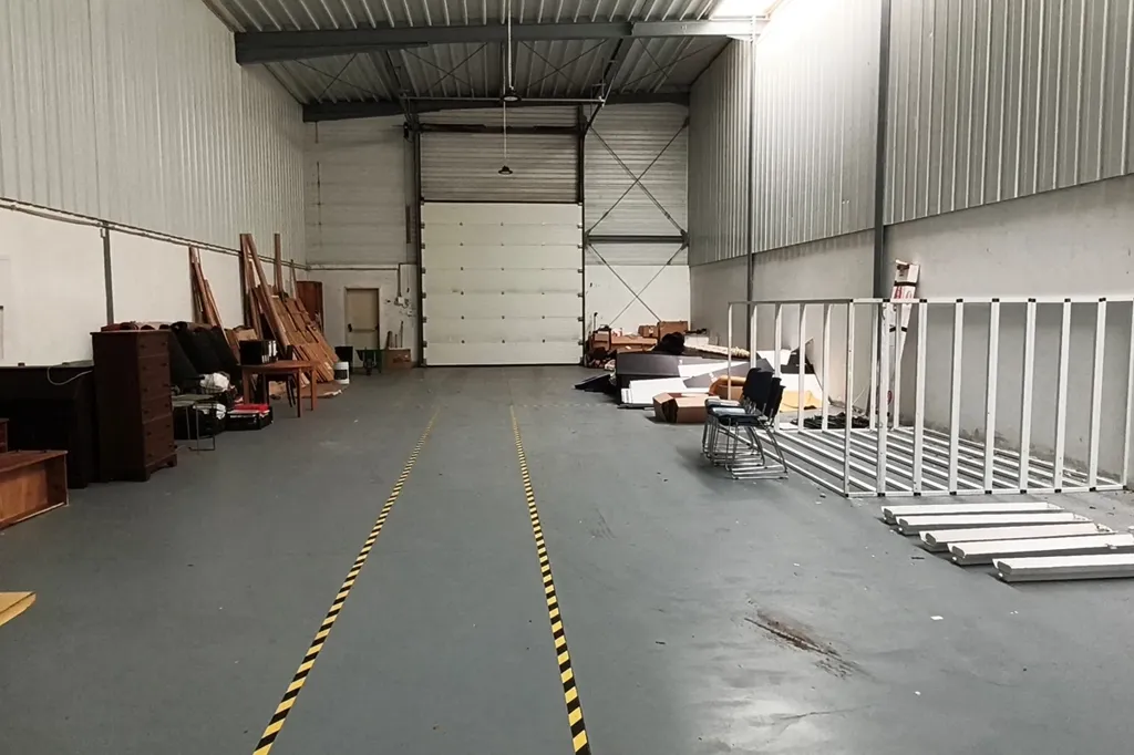 Buanderie - Warehouse with High Ceilings in Accessible Location
