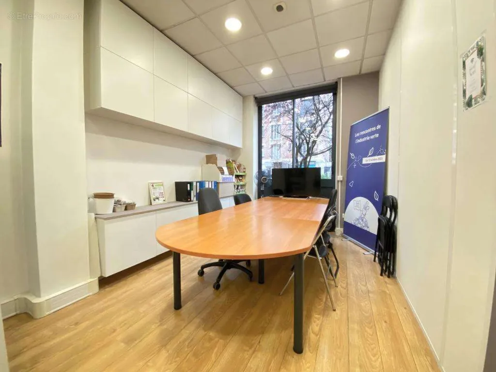 Bureau - Surface Commerciale Traversante avec Parking à Bruxelles