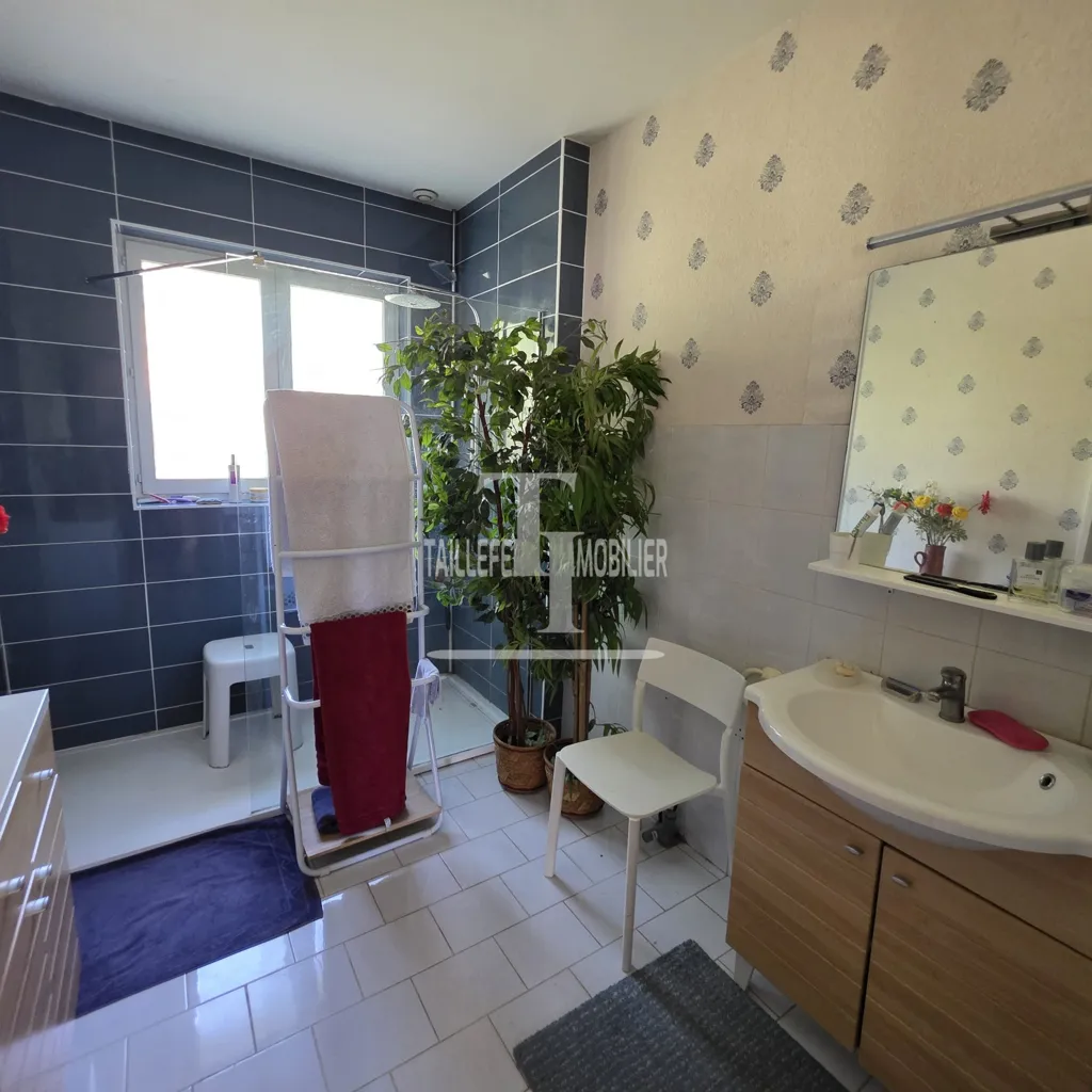 Salles de bain - Maison avec Piscine dans un Environnement Calme à Boulazac
