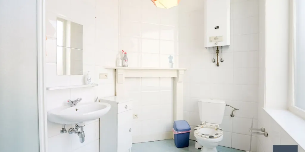 Bathrooms - Renovated Property with Courtyard in Ledeberg