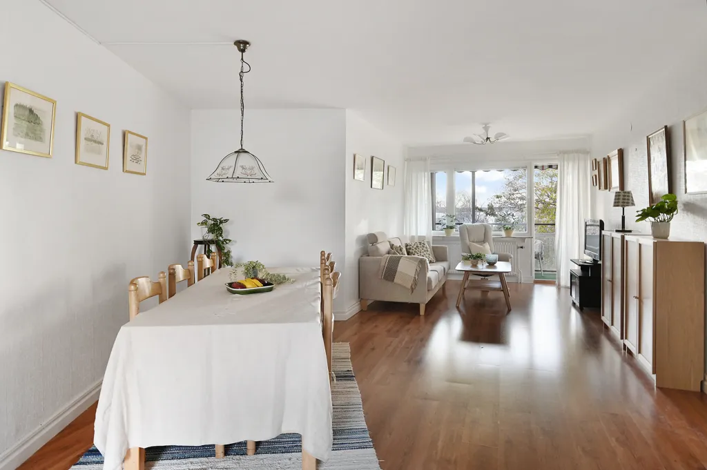 Salle à manger - Bright Two-Bedroom with Balcony Facing Mälaren in Kallhäll