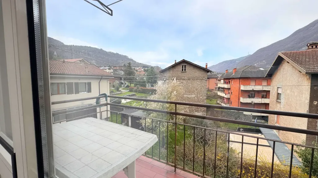 Balcone - Three-Room Apartment with Balcony in Breno