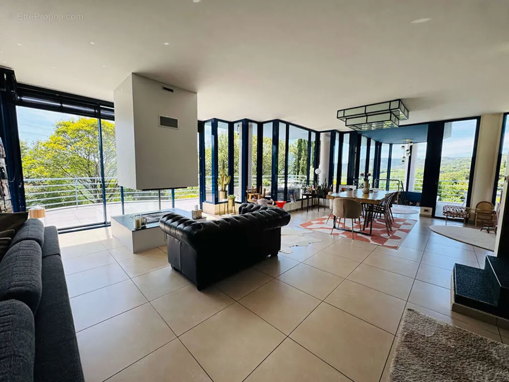 Séjour - Villa Contemporaine avec Piscine et Vue Dégagée