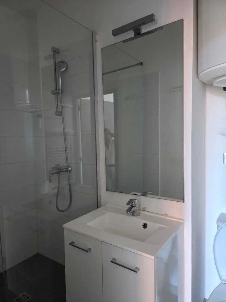 Salles de bain - Appartement 2 Pièces avec Place Extérieure à Écully