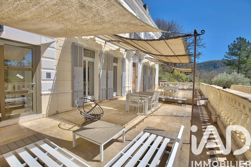 Terrasse - Manoir avec Activité Touristique à Gréoux-les-Bains
