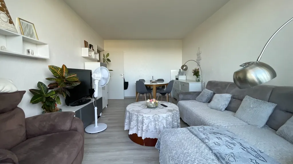 Living Room - Bright 3-Bed Flat with Balcony in Les Clayes-sous-Bois