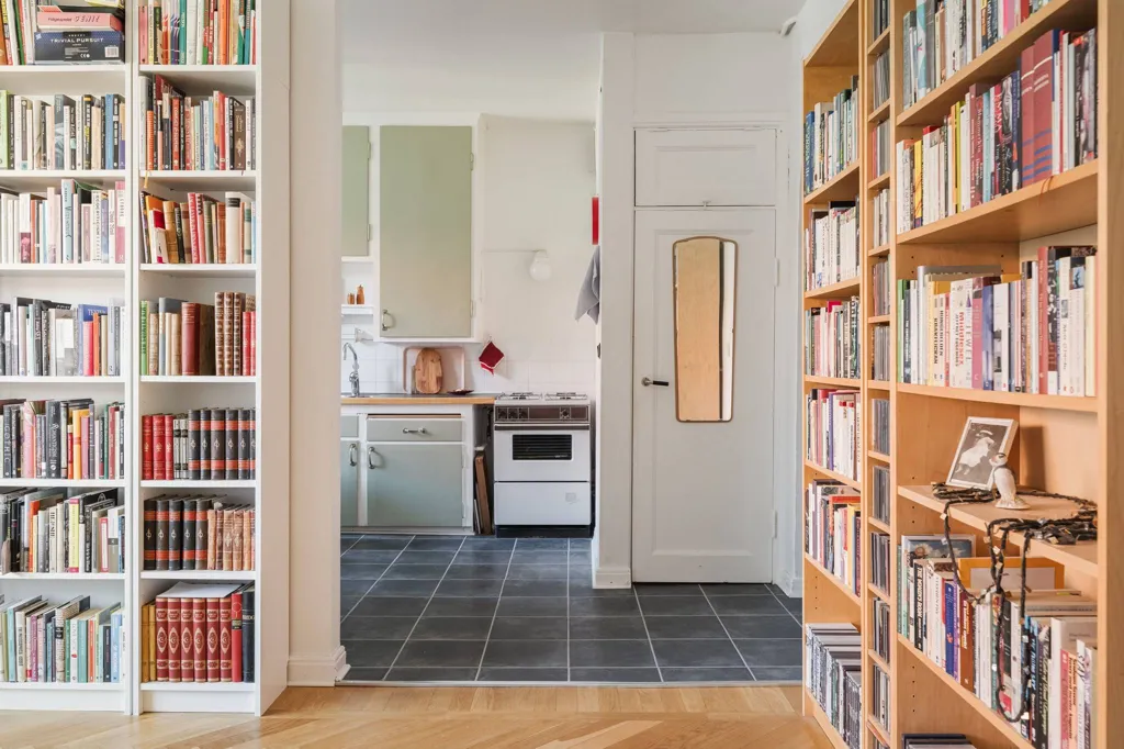 Entrée - Characterful 1930s Flat with Stucco in Malmö