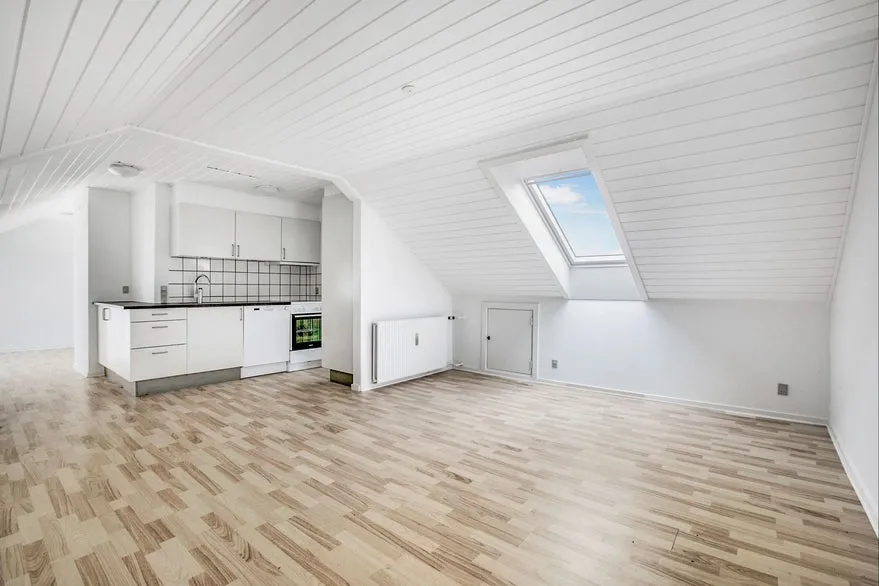 Pièces - Mixed-Use Property with Parking in Viborg