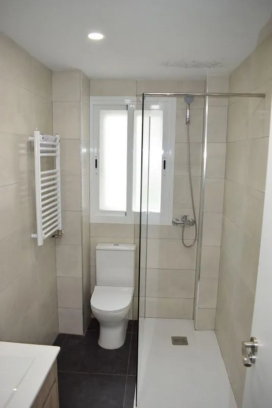 Salles de bain - Reformed Flat with East View in Oliver