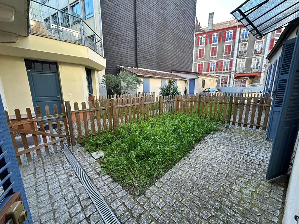 Aed - Fully Renovated 2-Bed Flat with Parking in Tribunal Area