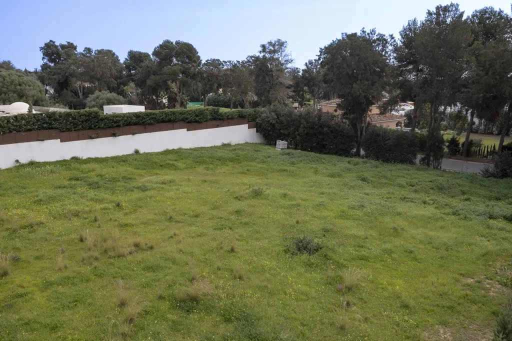 Aed - Exclusive Plot with Golf Club Proximity in Sotogrande