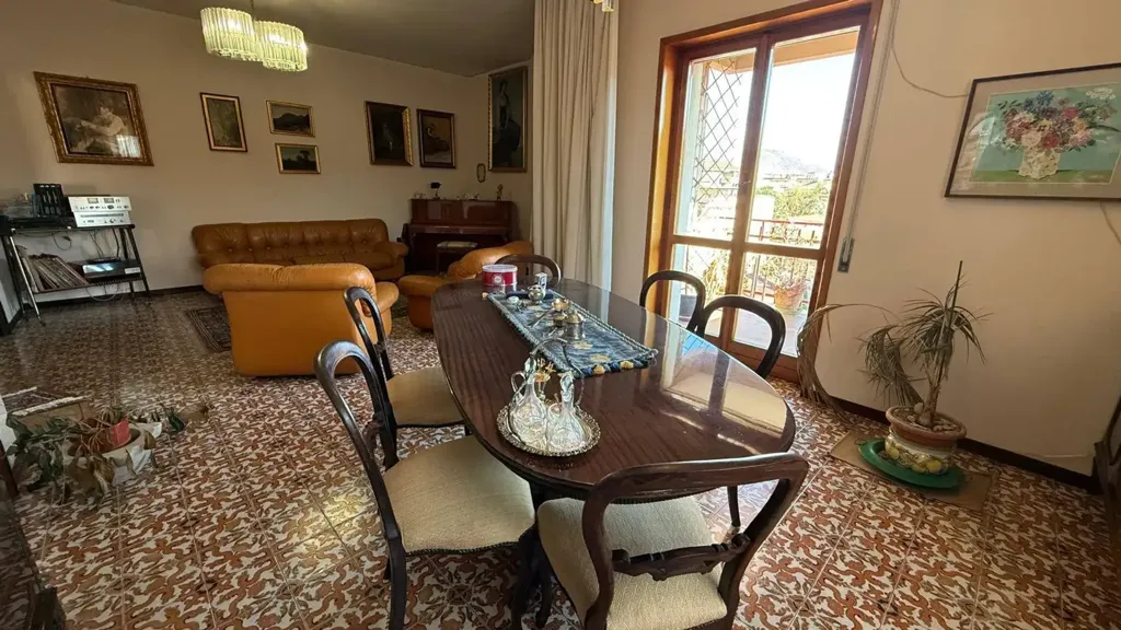 Salle à manger - Spacious Apartment with Balconies in Caserta