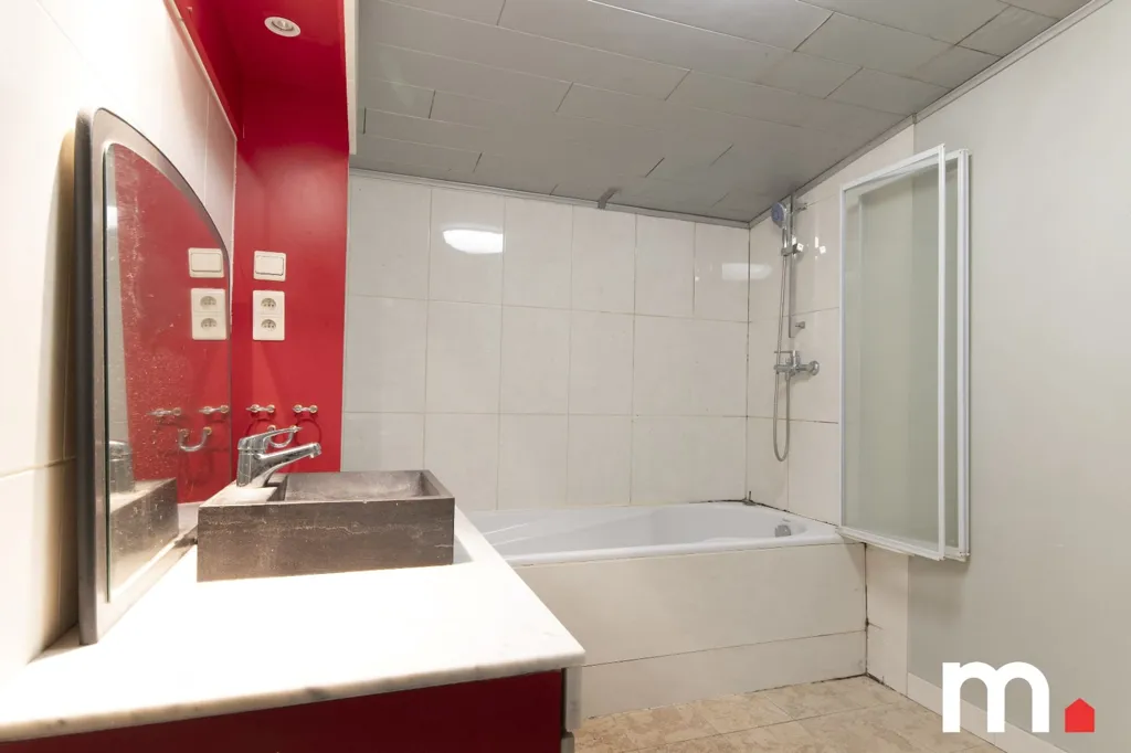 Salles de bain - Maison Charmante avec Grand Jardin à Lendelede