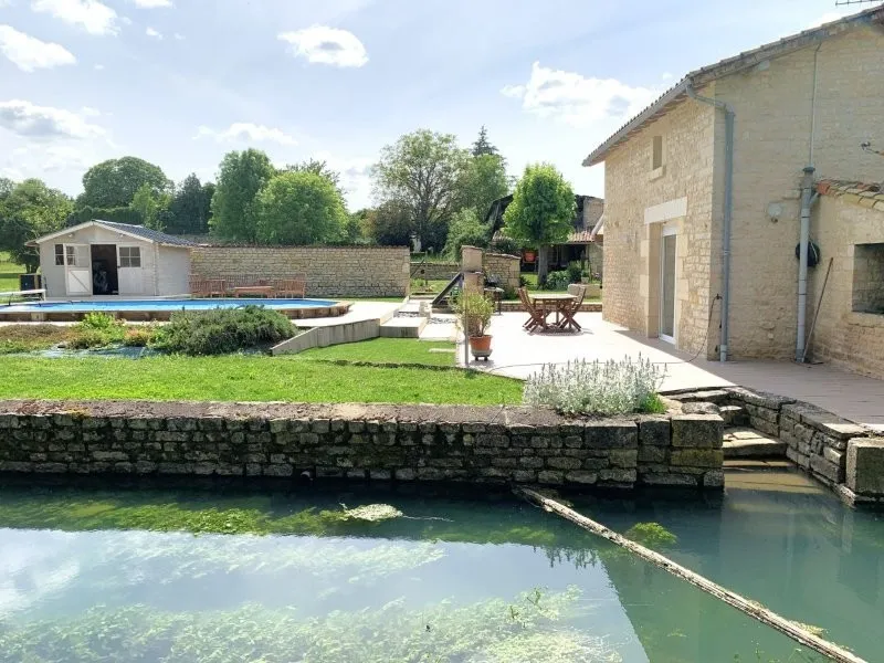 Piscine - Moulin Rénové avec Piscine et Parc près de Niort