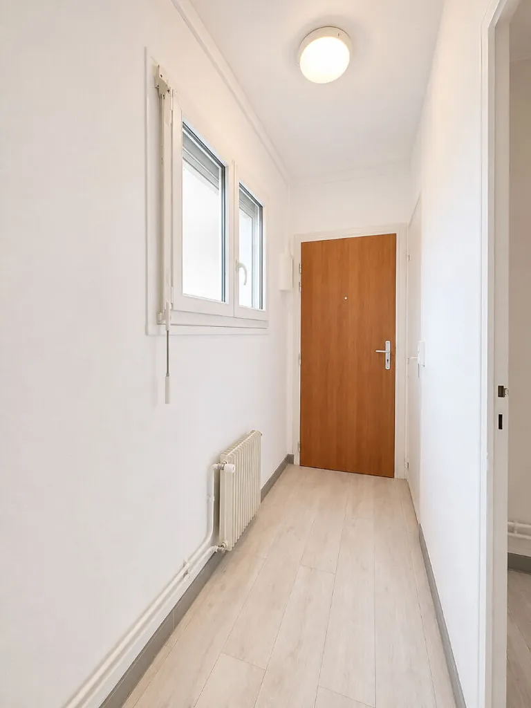 Entrée - Appartement Rénové avec Balcon à Orléans