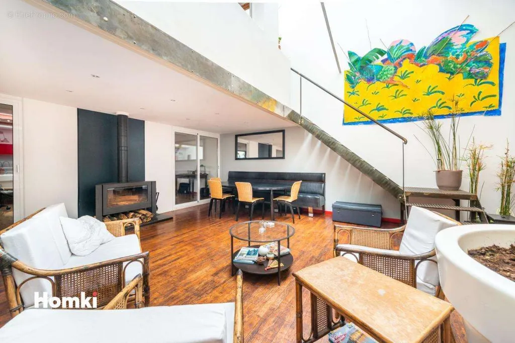 Séjour - Loft Rénové avec Cuisine Américaine à Nantes