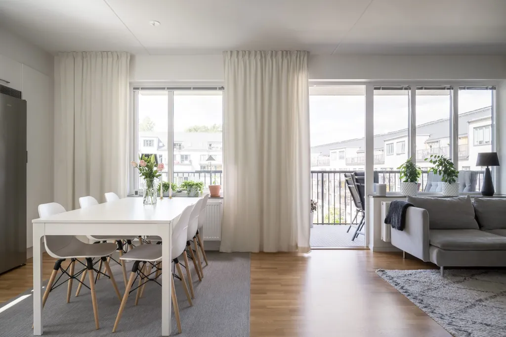 Sala da pranzo - Modern 4-Bedroom Flat with Balcony in Backadalsstigen