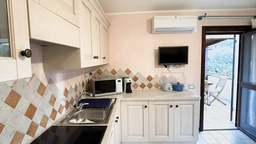 Kitchen - Rustic Apartment with Private Garden in Pula
